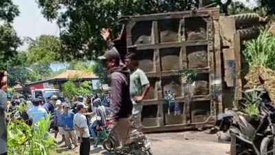 Truk Tronton Muatan Material Tol Probowangi Sasak Sejumlah Pengendara Motor di Probolinggo, Salah Satu Pemotor Tewas di TKP