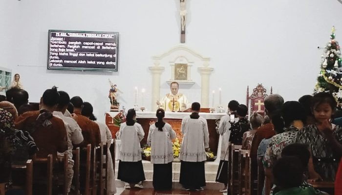 Ratusan Umat Katolik Ikuti Misa Natal di Gereja Santo Mikhael Banjarnegara
