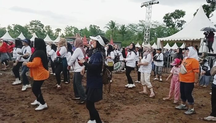 Ratusan Relawan Prabowo-Gibran di Banjarnegara yang Mengatasnamakan Bolone Mase Ikuti Senam Gemoy
