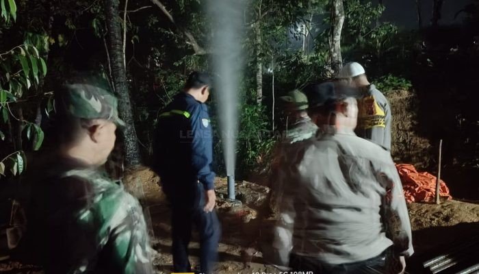 Di Pamekasan Sumur Bor Warga Semburkan Air Setinggi 15 Meter