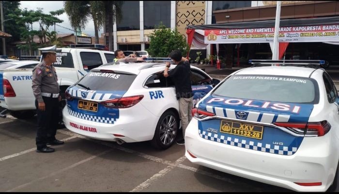 Tindaklanjuti Perintah Kapolri, Polresta Bandar Lampung Pasang Kaca Film di Lampu Belakang Rotator Mobil Patroli