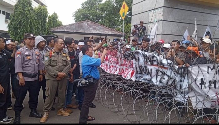 Aksi ke DPRD Lampung, YLBHI LBH Minta Usut Dugaan Mafia Tanah di Lahan Garapan 8 Desa