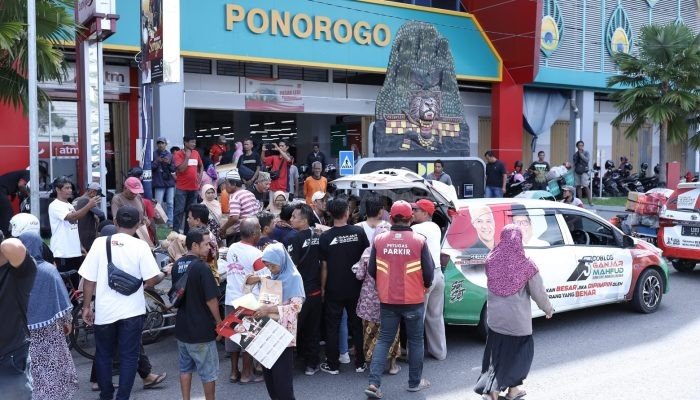 Antusias Warga Sambut Rombongan SMCC di Ponorogo