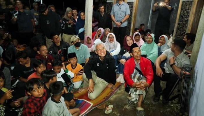 Menginap Dirumah Warga di Desa Karanganyar Banjarnegara, Ganjar Ikut Nobar Pertandingan Timnas Indonesia
