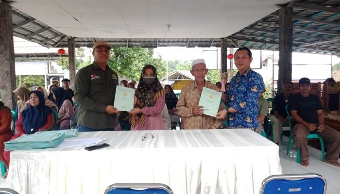 Pemdes Kiarapedes dan BPN Purwakarta Bagikan 100 Sertifikat PTSL