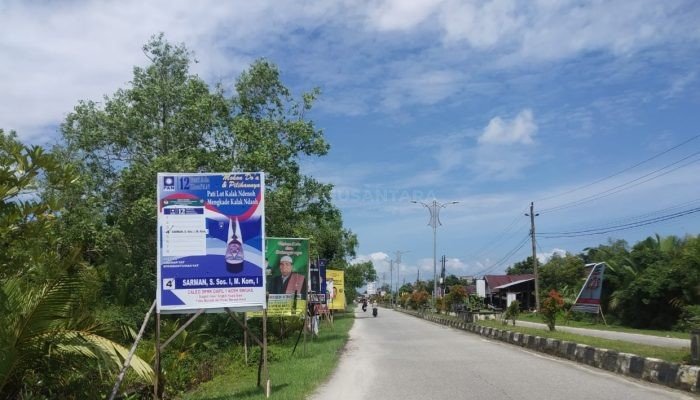 Cara Unik Caleg DPRK Aceh Singkil Pasang Baliho Foto Terbalik untuk Cari Perhatian Warga