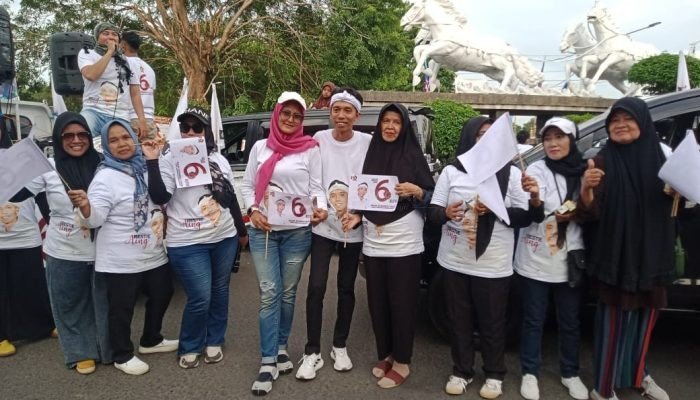 Kampanye Jalanan Relawan Partai Gerindra dan Caleg DPRD Dapil 1 Kabupaten Purwakarta Bagikan Susu Gratis Kepada Masyarakat