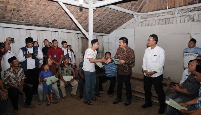 Akselerasi Reforma Agraria, Menteri ATR/BPN Serahkan 17 Sertifikat Tanah Hasil Redistribusi ke Masyarakat di Madiun