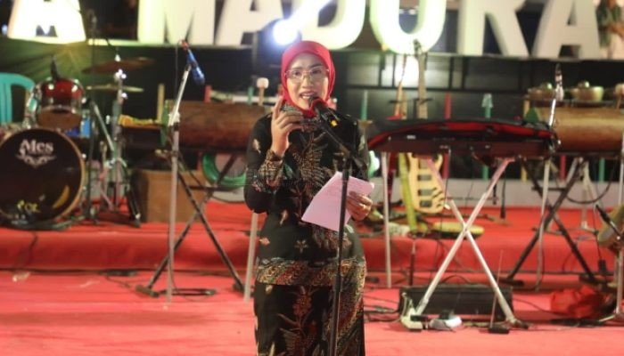 Ketua TP PKK Bacakan Puisi “Sampang Engkaulah Jantungku” saat Pagelaran Panggung Budaya Madura