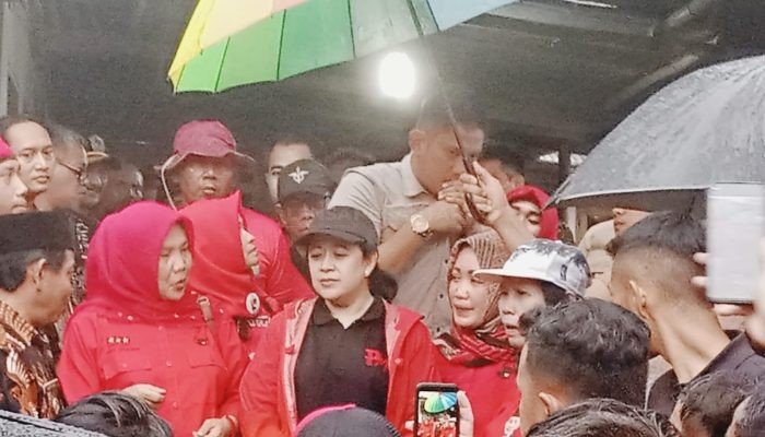 Ditemani Guyuran Hujan, Puan Maharani Kunjungi Rumah Batik Gumelem dan Pembuat Gula Lira di Banjarnegara