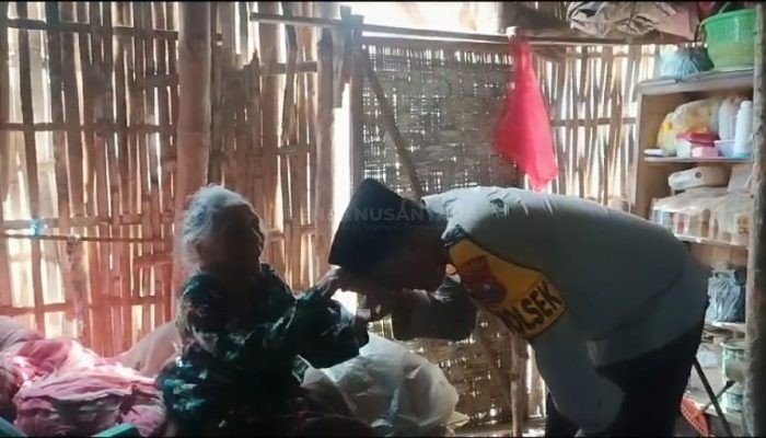 Kapolsek Tempurejo Jember Berikan Bantuan Sembako Kepada Lansia Sebatang Kara