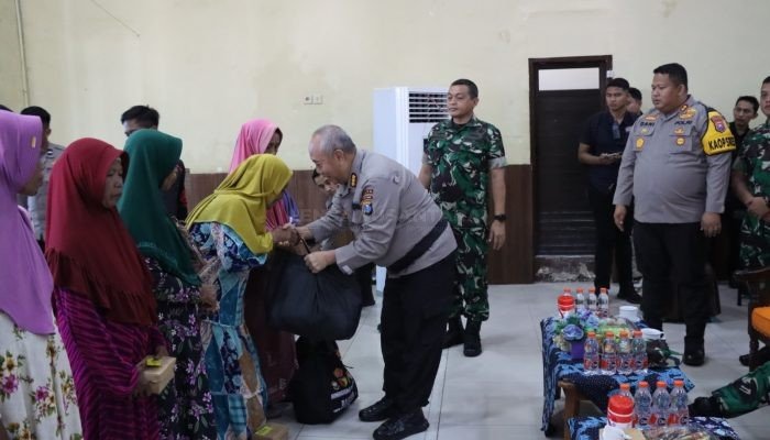 Bulan Bakti TNI-Polri di Pamekasan Bagikan 1000 Paket Sembako