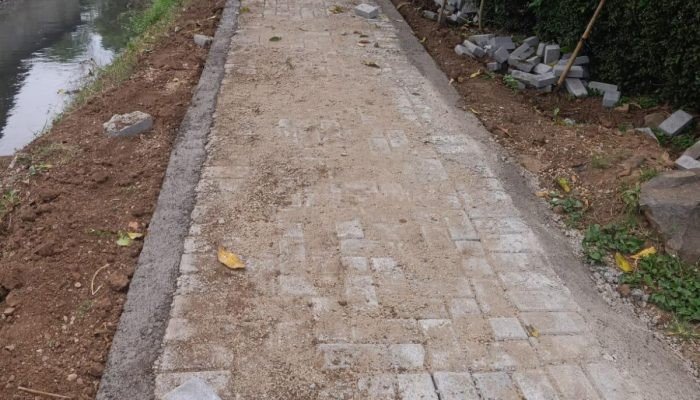 Proyek Paving di Desa Tempurejo Diduga Tidak Sesuai Spesifikasi, Warga Akan Lapor Kejaksaan Jember