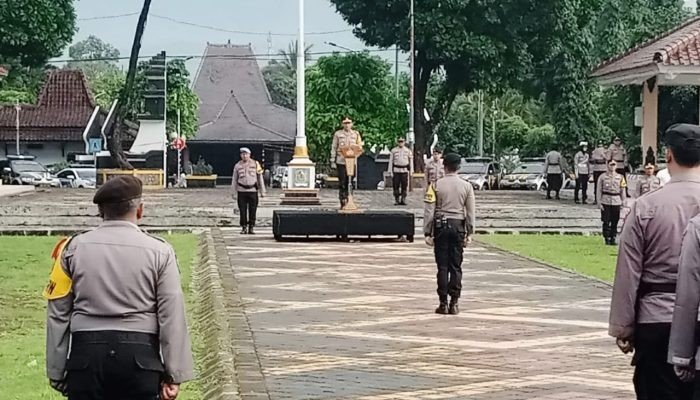 Pimpin Apel Kesiapan Personel Pam TPS Pemilu 2024, Kapolres Banjarnegara Singgung Anggota yang Kurang Disiplin dalam Berpakaian