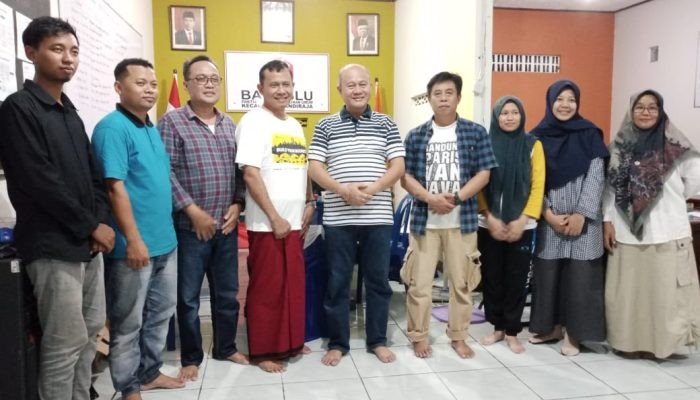 Sekda Banjarnegara Kunjungi Panwascam dan PPK Mandiraja, Memastikan Kondisi Aman Jelang Pencoblosan