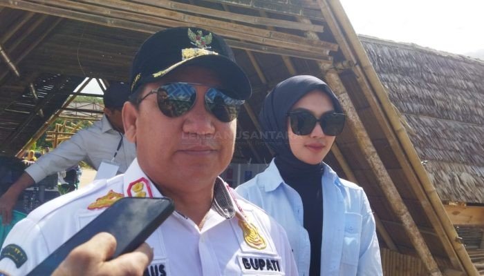 Bupati Taliabu Aliong Mus Bersama Istri Lakukan Pencoblosan Pemilu 2024 di TPS 01 Kota Bobong