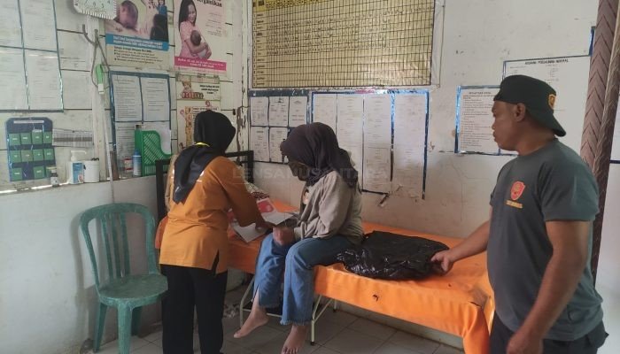 Anggota KPPS TPS 3 Desa Tallung Tondok di Enrekang Datangi Warga yang Sakit untuk Melakukan Pencoblosan