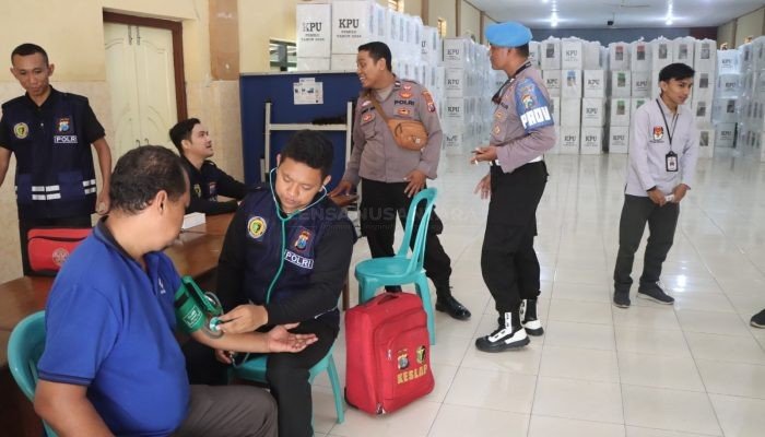 Pasca Pemilu 2024, Kapolres Nganjuk Terjunkan Tim Kesehatan untuk Anggota Pengamanan, PPS dan PPK