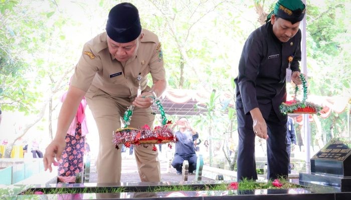 Jelang Hari Jadi Banjarnegara ke 453, Sekda Indarto Ziarah ke Makam Mantan Bupati Endro Soewarjo di Pemalang