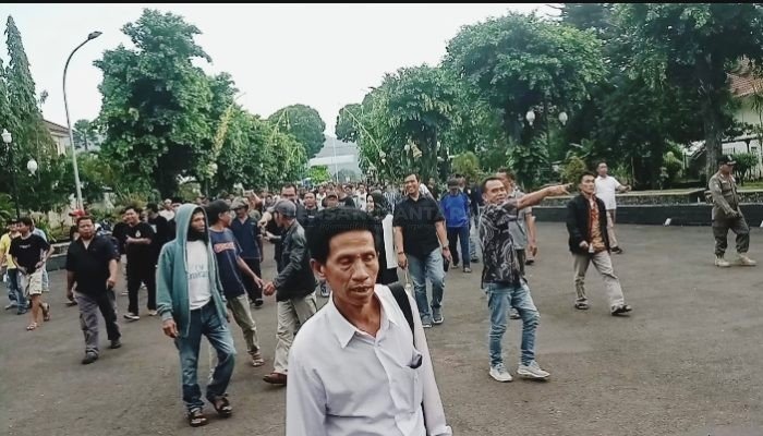 Kado Jelang Hari Jadi ke-453, Pj Bupati Banjarnegara Didemo Warganya Akibat Pilkades Ditunda