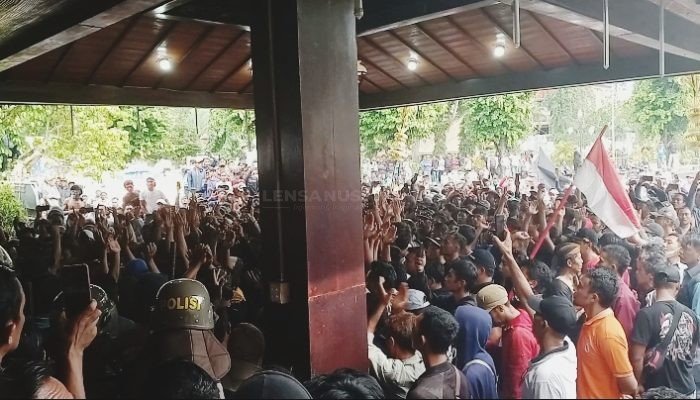 Ribuan Massa Duduki Pendopo Banjarnegara, Penjabat Bupati Nyaris Dimassa, Ada Apa?