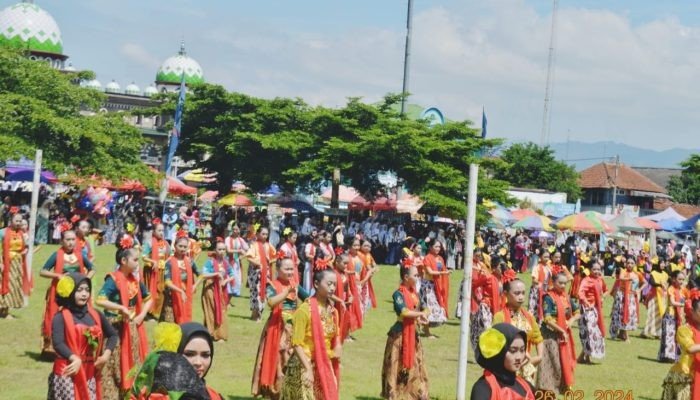 Peringatan Hari Jadi Banjarnegara ke-453, Masyarakat Disuguhi Penampilan 1000 Penari