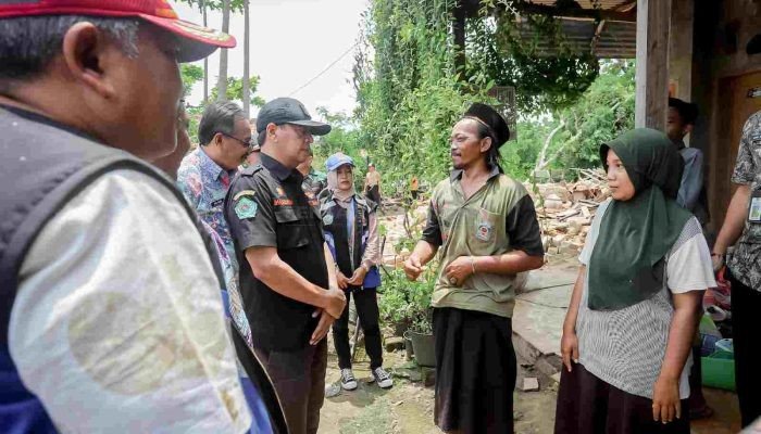 Sejumlah Rumah Warga Rusak Akibat Angin Kencang, Penjabat Bupati Pamekasan Janjikan Bantuan untuk Korban