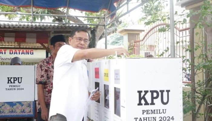 Gunakan Hak Pilih, Penjabat Bupati Pamekasan Bersama Keluarga Nyoblos di TPS 17 Kelurahan Lawangan Daya