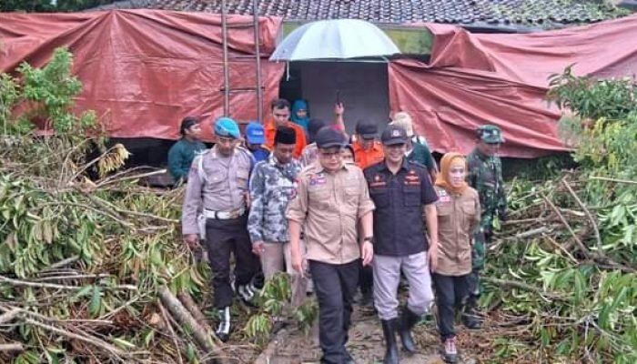 Masrukin Dampingi Penjabat Gubernur Jatim Kunjungi Korban Bencana di Pamekasan