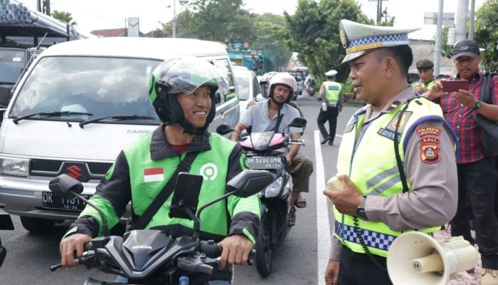 Hari Pertama Ops keselamatan Agung 2024 di TL Uma Anyar, Polresta Denpasar Beri Imbauan Pengendara