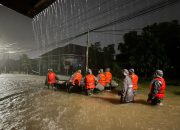 Tim SAR Brimob Polda Sumbar Turun Tangan Bantu Warga Terdampak Banjir di Tunggul Hitam Kota Padang