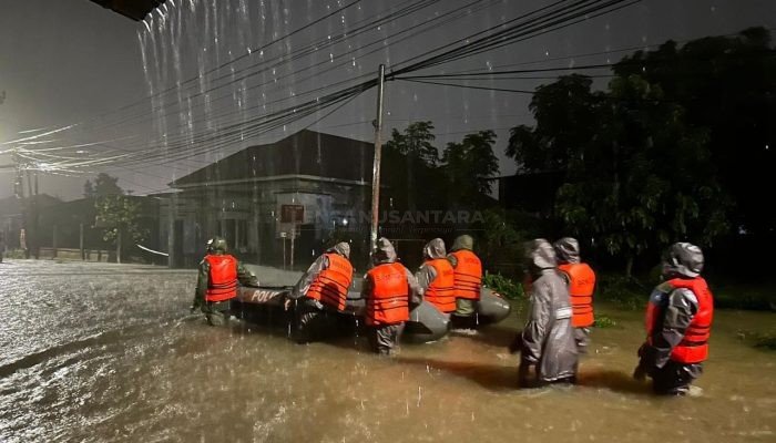 Tim SAR Brimob Polda Sumbar Turun Tangan Bantu Warga Terdampak Banjir di Tunggul Hitam Kota Padang