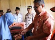 Penjabat Bupati Banjarnegara Serahkan Bantuan Huntara untuk Para Korban Bencana Longsor