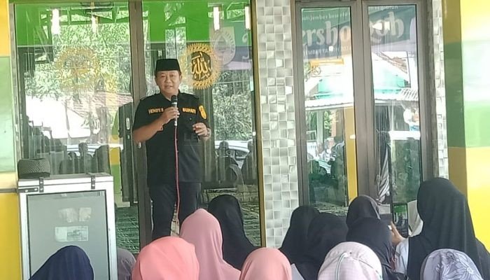 Safari Ramadhan J-Bershodaqoh, Bupati Jember Lanjutkan Menyapa Masyarakat Desa Lembengan Berikan SK GTT dan PTT