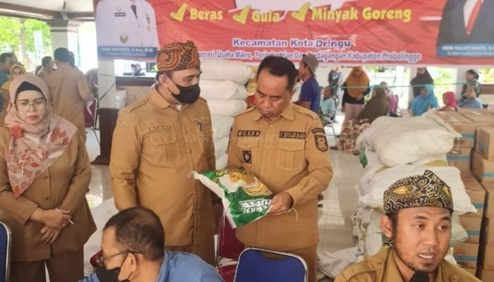 Pj Bupati Probolinggo Pantau Langsung Operasi Pasar Murah Ramadhan 1445 H