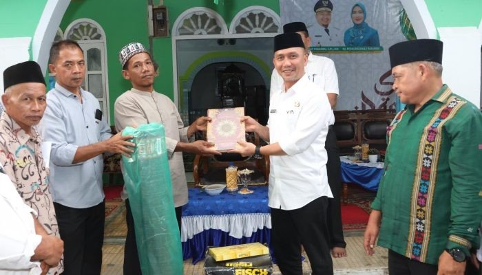 Ramadhan Hari ke-9, Bupati Tapsel Bagikan Bantuan Kepada Masyarakat Tantom Angkola