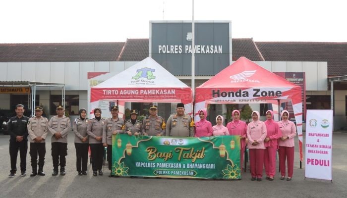 Kapolres Pamekasan Bagikan Takjil Gratis Bersama Ketua Bhayangkari, Sampaikan Pesan Tertib Berlalu Lintas