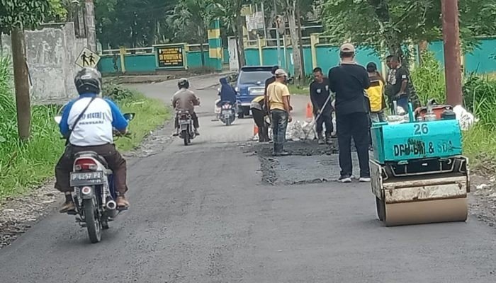 Program J-Bershodaqoh, DPU Bina Marga SDA Jember Perbaiki Jalan di Kecamatan Pakusari