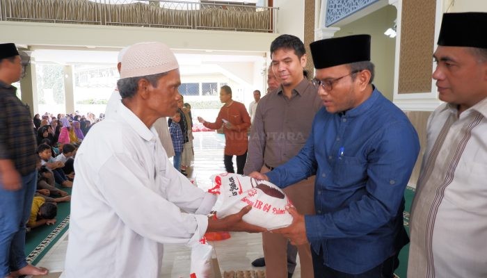 Penjabat Wali Kota Padangsidimpuan Hadiri Penyaluran 350 Paket Sembako dan Santunan 120 Anak Yatim