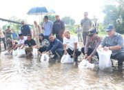 Bupati Tapsel Bersama Masyarakat Muara Purba Nauli dan Sori Manaon Lakukan Tebar Benih Ikan Nila