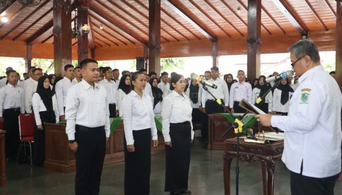 584 PPPK dan 3 Lulusan STTD Diambil Sumpah, Pj Bupati Banjarnegara Pesan ASN Terapkan BERAKHLAK
