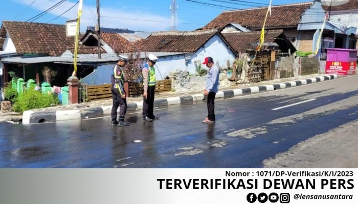 Satlantas Polres Tanggamus Evakuasi Korban dan Olah TKP Kecelakaan Lalu Lintas di Kota Agung