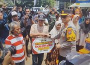Kapolda Jatim Dampingi Kepala Staf TNI AL Serahkan Bansos untuk Warga Bawean yang Terdampak Gempa