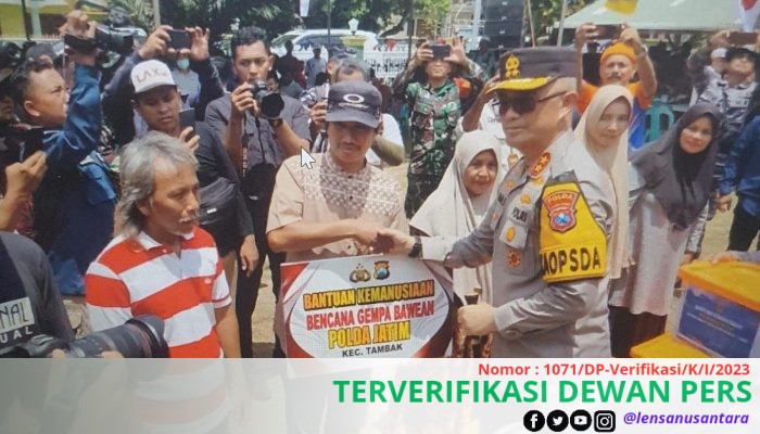 Kapolda Jatim Dampingi Kepala Staf TNI AL Serahkan Bansos untuk Warga Bawean yang Terdampak Gempa