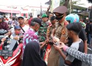 Taruna TNI Asal Madura Bagikan Ratusan Takjil di Pamekasan
