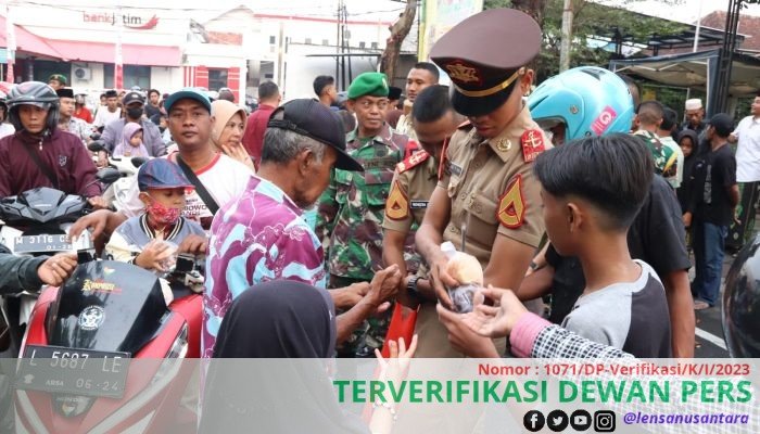 Taruna TNI Asal Madura Bagikan Ratusan Takjil di Pamekasan