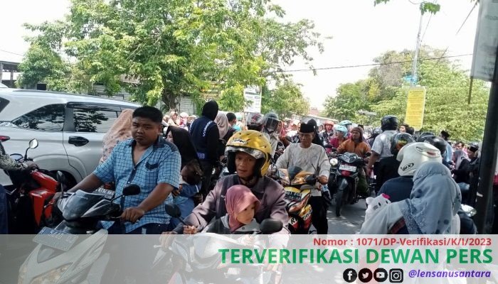 Lebaran Hari Kedua, Terjadi Penumpukan Kendaraan di Perempatan Waru Demak