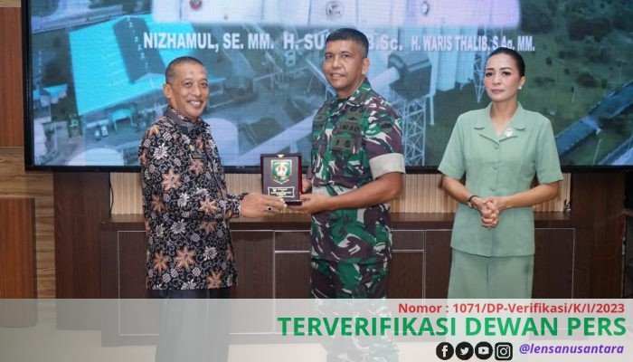 Bupati Asahan Serahkan Plakat Kepada Danrem 022 Pantai Timur