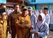 Jadi Pembina Upacara, Hendri Septa Serahkan KTP pada Siswa SMKN 2 Padang