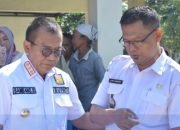 Pj Bupati Bondowoso Turun Langsung Salurkan Bantuan Pangan di Empat Desa
